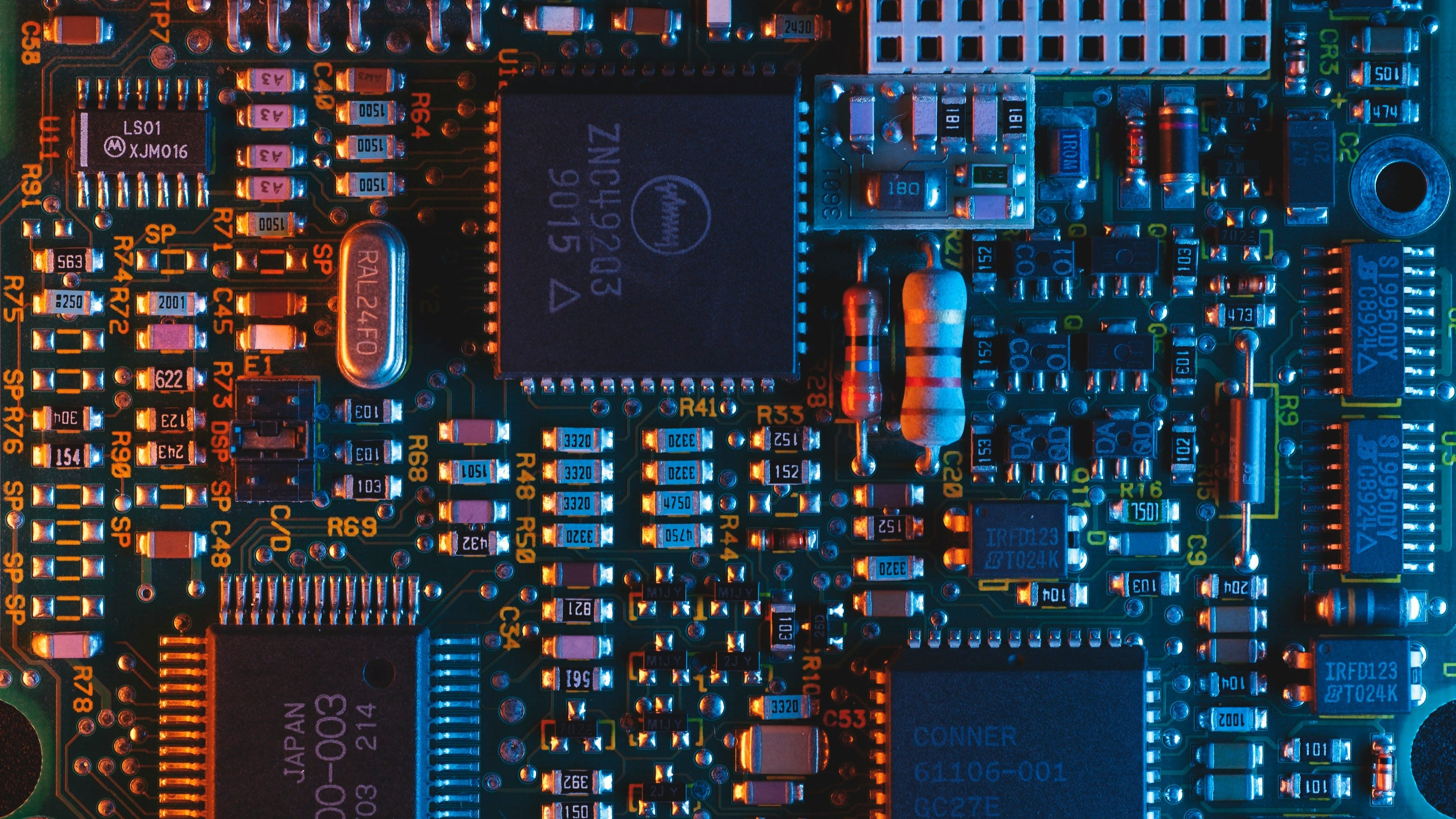 PMIC產業分析_blue circuit board